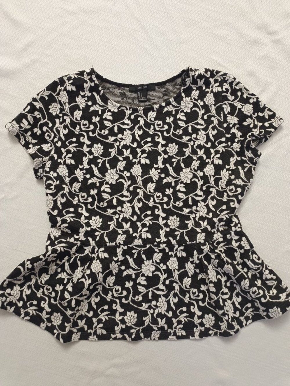 Forever 21 Black & White Floral Peplum Blouse (Size L)